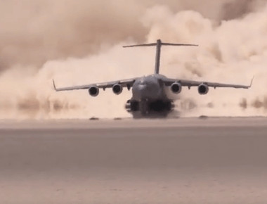 C-17 «βρυχάται» και αφήνει γιγαντιαίο σύννεφο σκόνης! (βίντεο)
